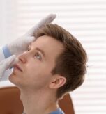 Cialo-obce-w-oku-uraz-oka-co-robic-od-razu-a-czego-nie-robic